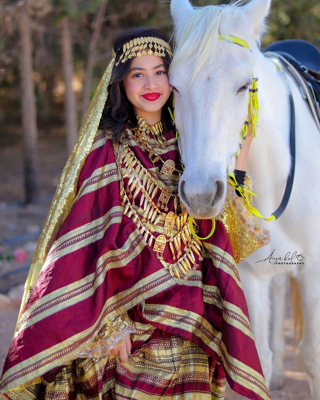 Tenue traditionnelle et cheval blanc — patrimoine de la ferme