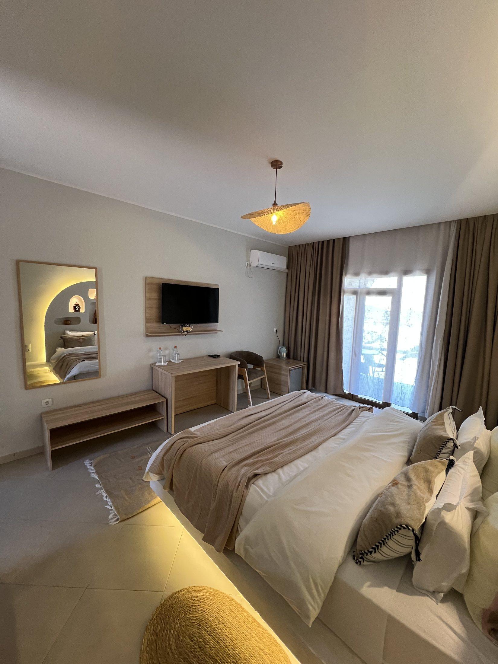 Chambre Oasis — coin bureau et grande fenêtre sur la palmeraie