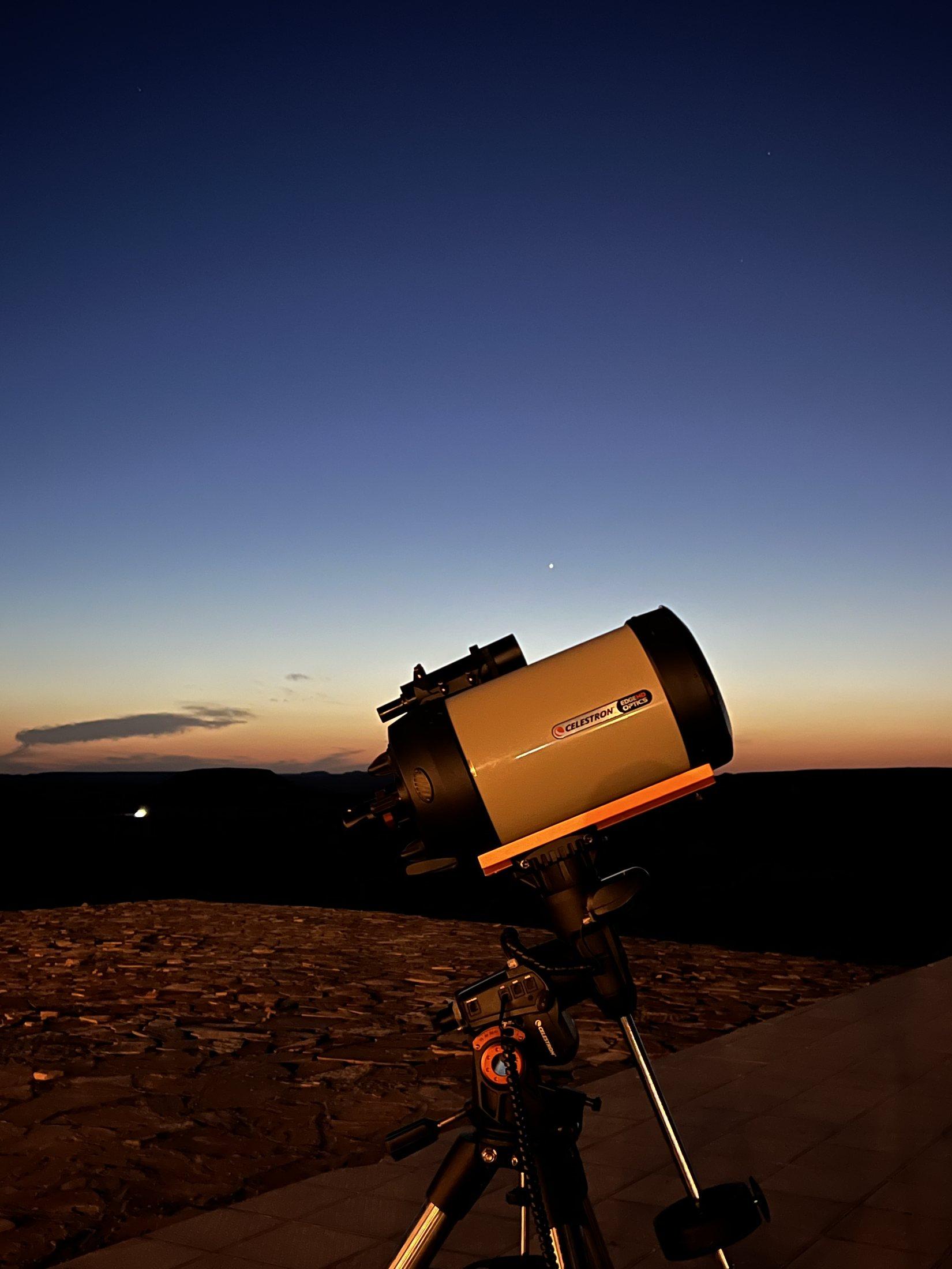 Télescope au crépuscule prêt pour l’observation des étoiles