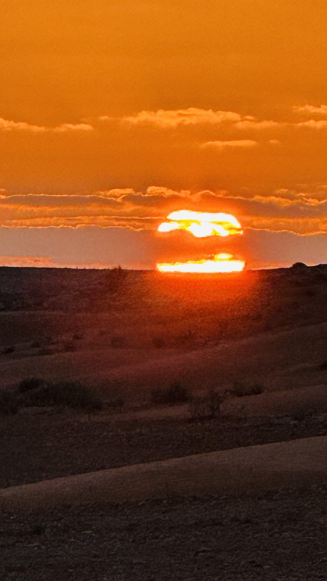 Coucher de soleil flamboyant sur les dunes du Sahara