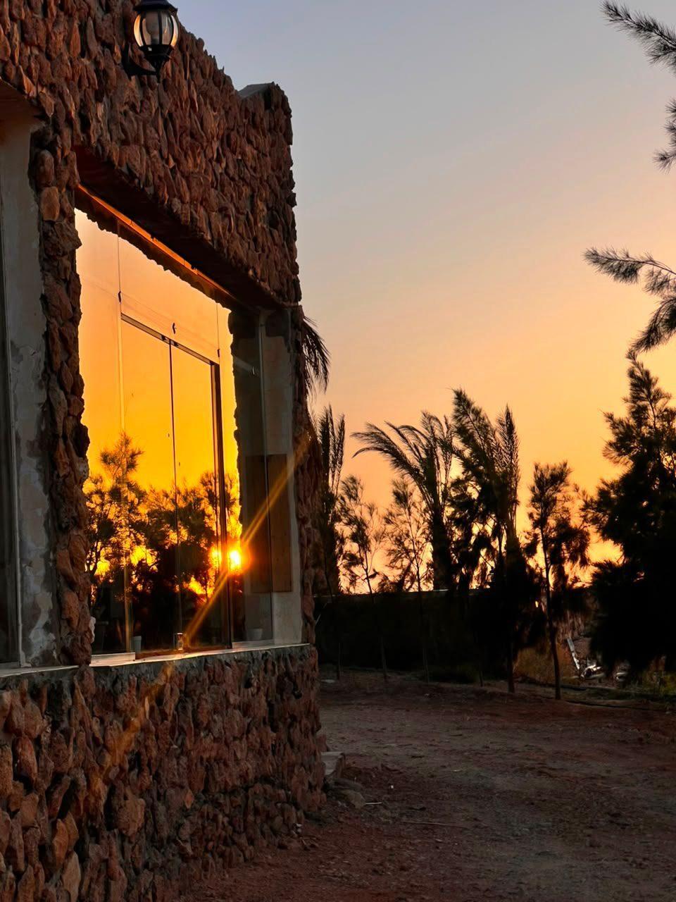 Façade de la ferme au coucher du soleil